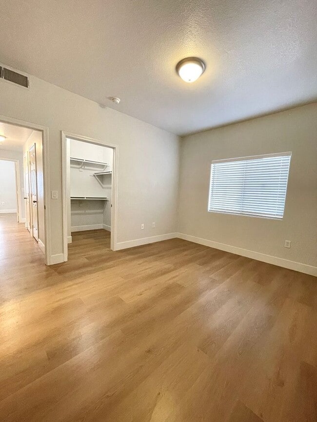 Building Photo - 3 bedroom/ 2 bath condo A Must See