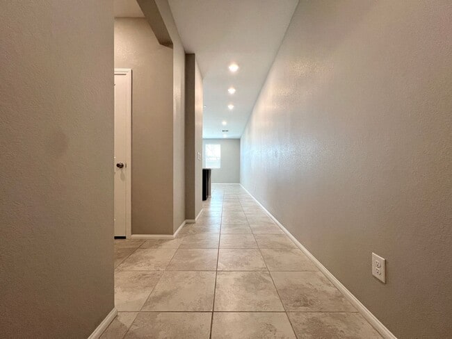 Building Photo - Modern 2-Bedroom Townhome Near Allegiant S...