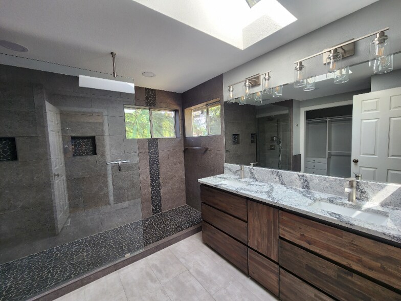 Building Photo - 20673 Marine View Dr SW