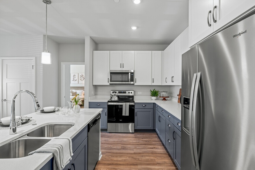 Primary Photo - Seasons at Hoffman Estates