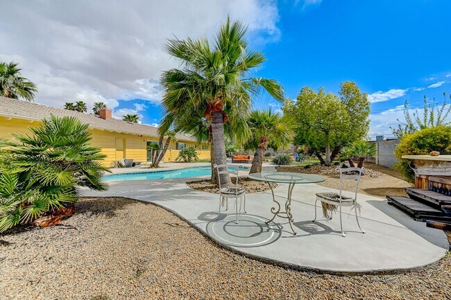 Building Photo - Stunning Vintage Vegas Pool Home on almost...