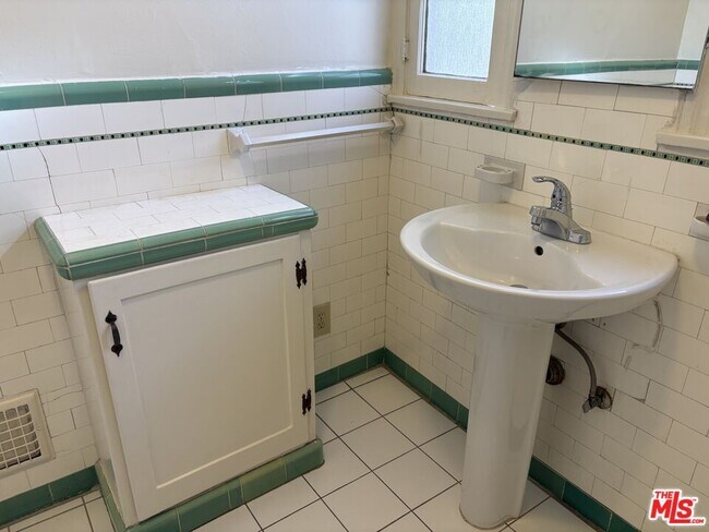 Building Photo - 351 N Gardner St