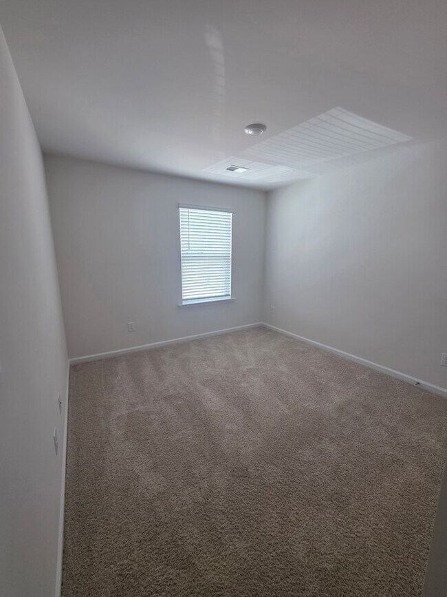 Building Photo - Perfectly Located Townhome