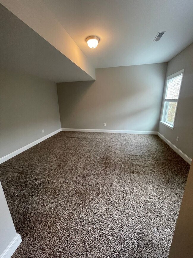 Building Photo - 4 Bedroom + Finished Basement for Rent in Ooltewah