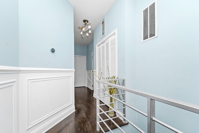 Building Photo - 1321 N Bosworth Ave