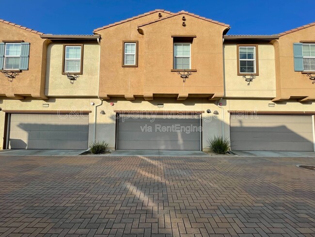 Building Photo - 40402 Calle Real