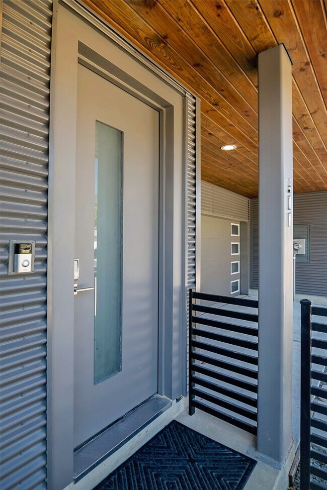 Primary Photo - 511 Memorial Heights Dr