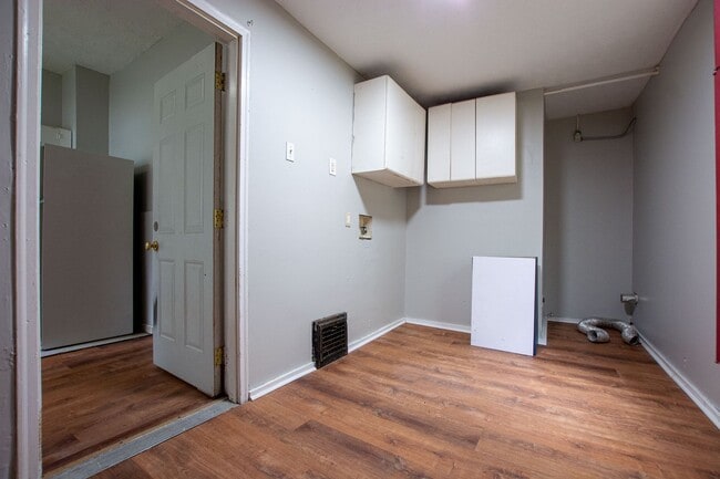 Building Photo - 2 Bedroom / 1 Bath House
