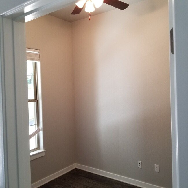 Building Photo - 3 bedroom 3.5 bathroom home near campus