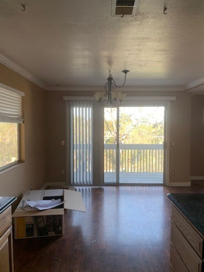 Building Photo - Charming 2bd/2.5 bath!  1 car attached gar...