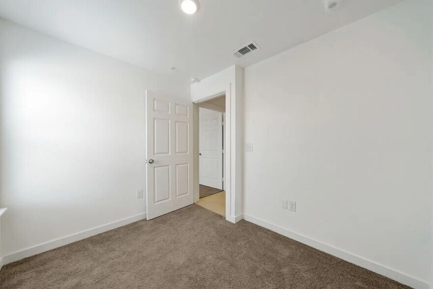 Building Photo - 903 Canterbury