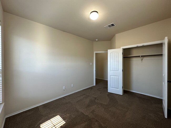 Building Photo - Townhome for rent