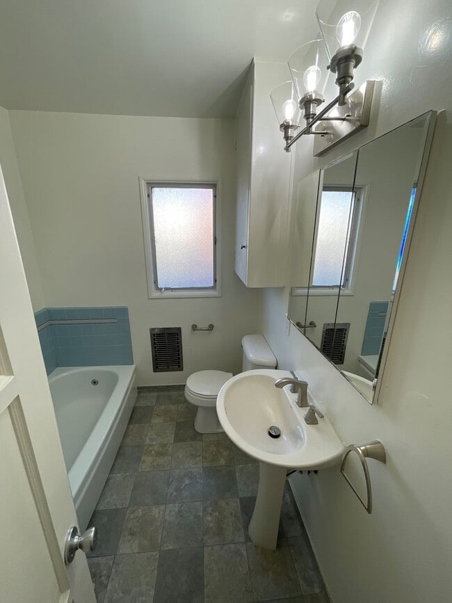 Building Photo - Central Ventura Home with Large Yard!