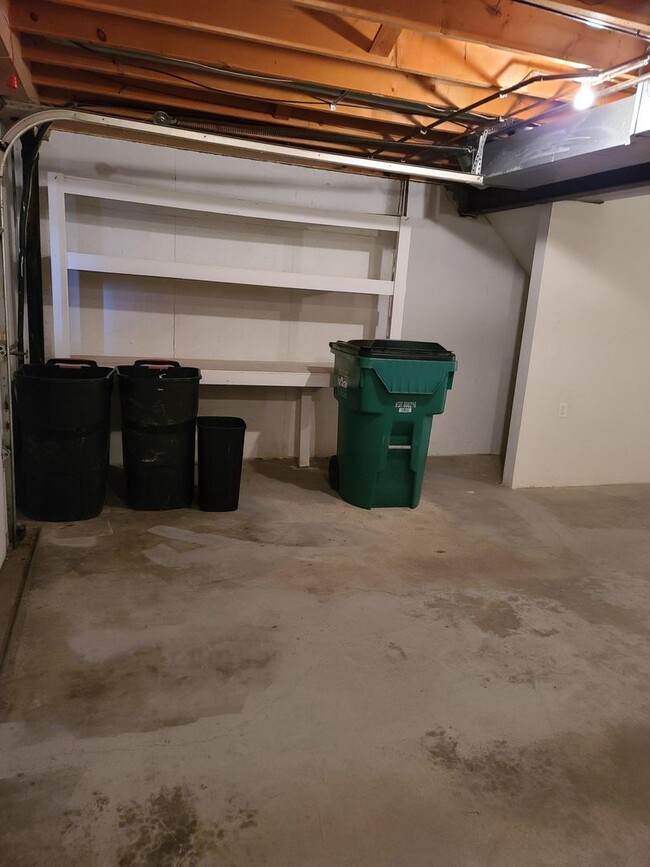 Building Photo - 2 Bedroom 1.5 Bath Townhome