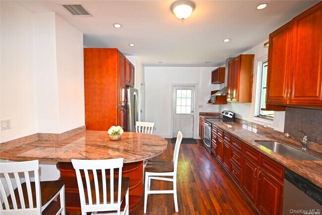 Building Photo - 21 Arrandale Ave