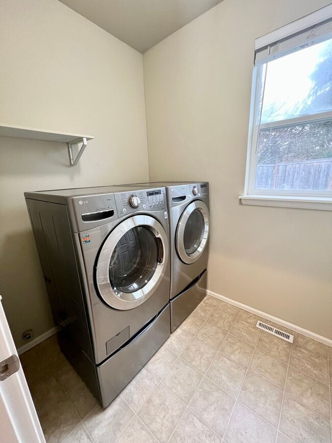 Building Photo - Well maintained 4bd in Lynnwood