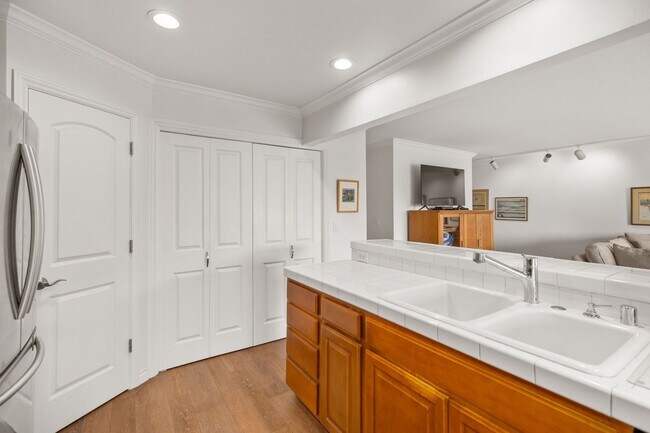 Building Photo - Luxurious 2 Bedroom, 2 Bathroom Condo for Rent