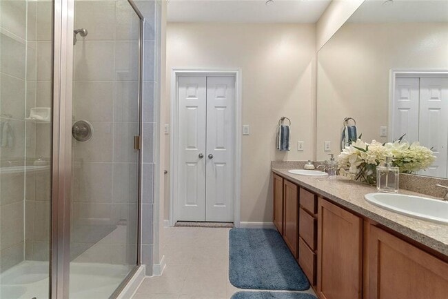 Building Photo - This Condo is The Perfect Blend of Comfort...