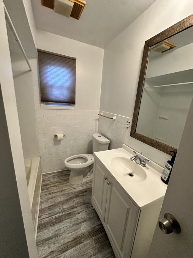 Building Photo - 612 7th St