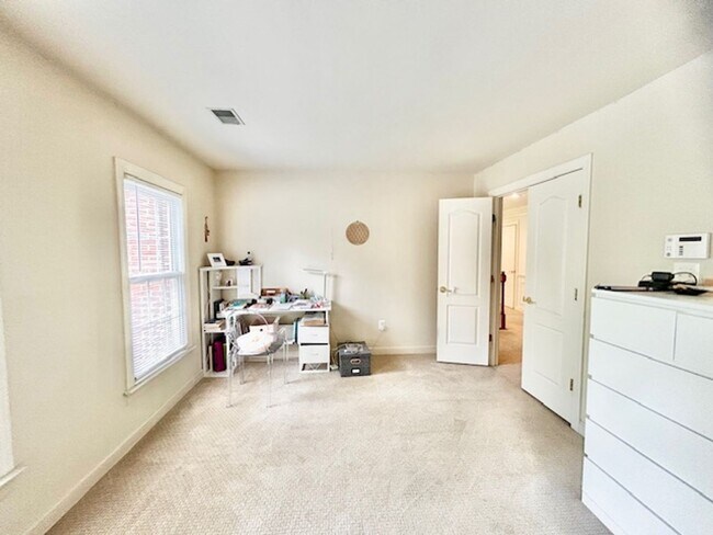 Building Photo - 10503 Aubinoe Farm Dr
