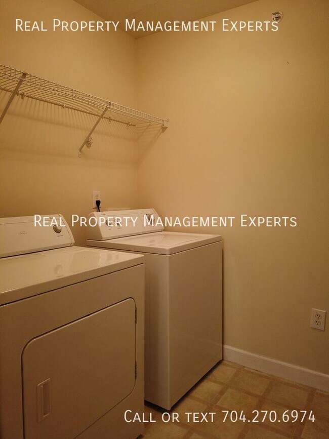 Building Photo - 10657 Hill Point Ct