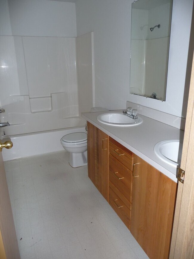 Building Photo - Spacious Townhome Nestled Down Private Drive