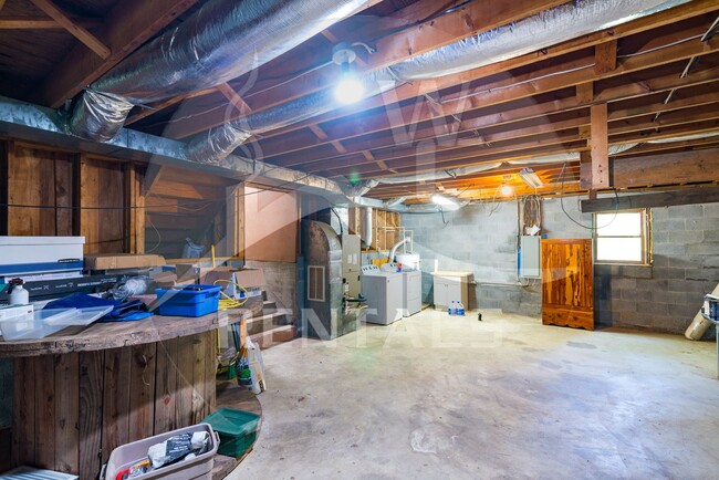 Building Photo - Beautifully remodeled 4 bedroom 2 bath home in Sylva available for year-long lease $2000 a month