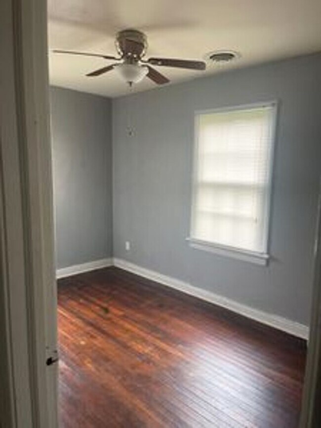 Building Photo - 2 bed house on Rva Northside!  Central hvac, hardwoods,all electric, lots of parking, laundry,