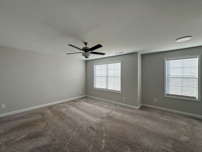 Building Photo - Stunning 4 Bed Home with Fenced Backyard