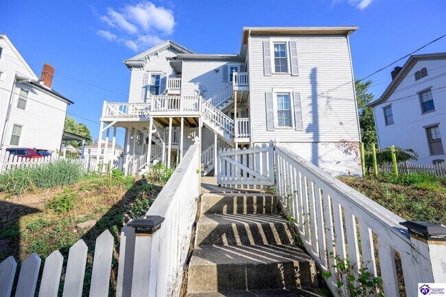 Building Photo - 208 N Mulberry St