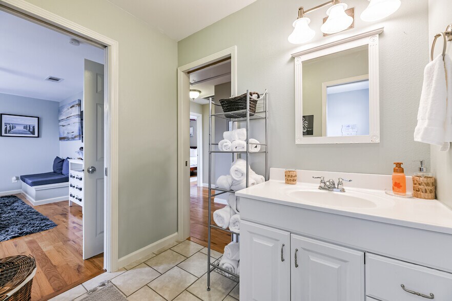 Full bath - 6116 Avenue Q 1/2