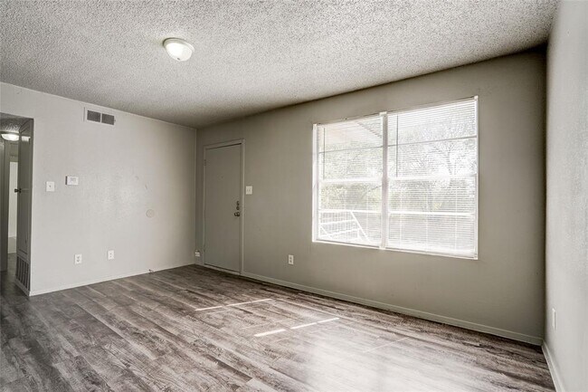 Building Photo - 714 Old Martindale Rd