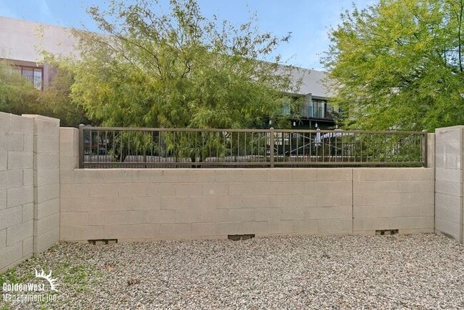 Building Photo - Modern 2Bdm 2.5Ba Home in Central Phoenix!