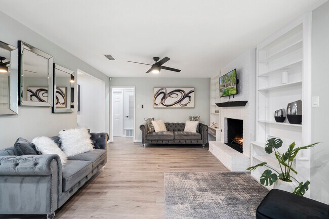 Building Photo - 3400 Laguna Dr