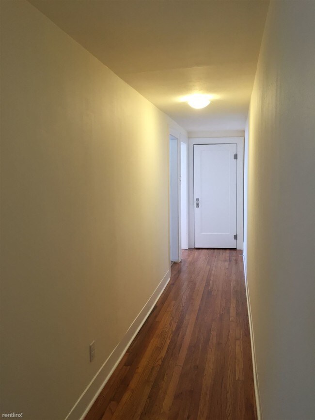 Building Photo - 2 br, 1 bath 4plex - 518 E Locust St Apt 1