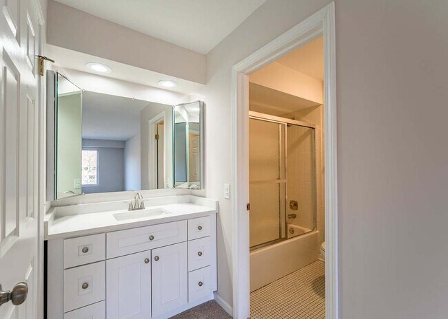 Building Photo - 222 Main St