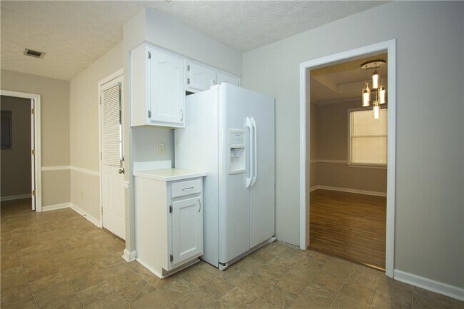 Building Photo - 2421 Sherrie Ln SW