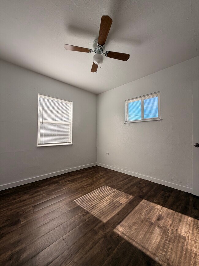 Building Photo - 2811 S Lincoln-2813