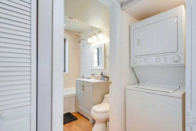 Building Photo - 7425 N Sheridan Rd