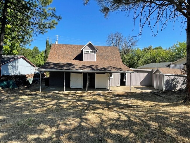 Building Photo - 4 bedroom, 2 bath home in Lake Wildwood ga...