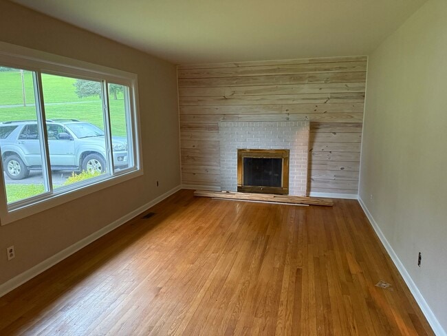 Building Photo - Spotless & Spacious! 3BR Home Near Volunte...