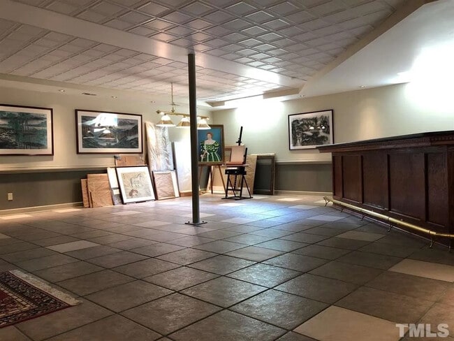 Building Photo - Room in House on Kingsway Dr