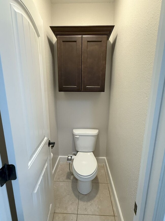 Building Photo - 3 Bedroom 2 Bathroom home. Available NOW!