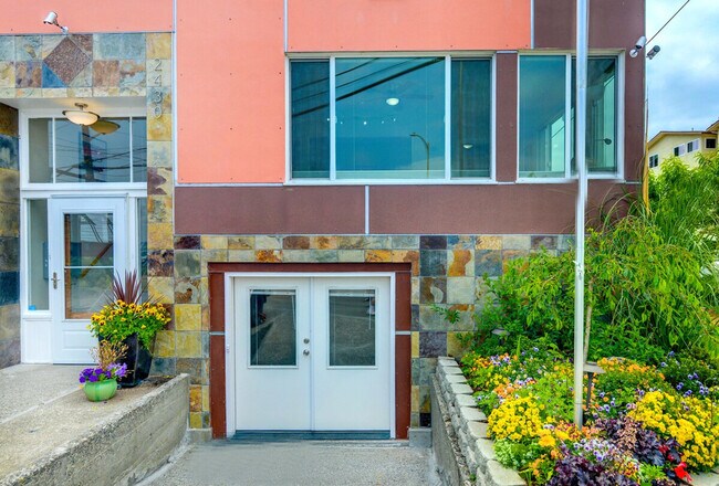 Building Photo - 2428 Alki Ave SW