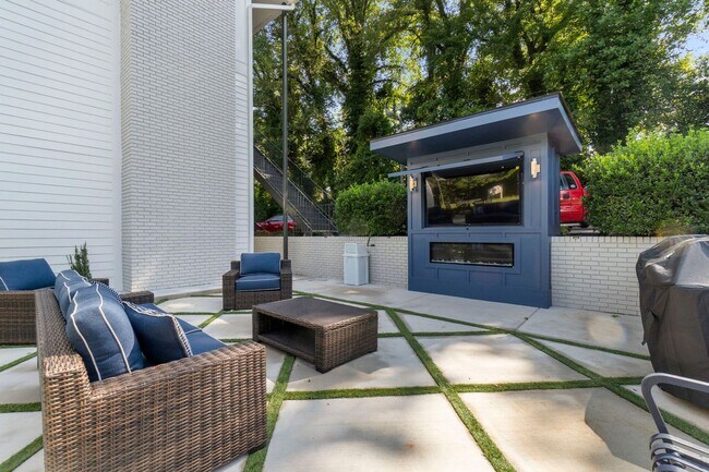 Building Photo - Furnished 1BR Studio w/ Fireplace & Deck – Prime Location!