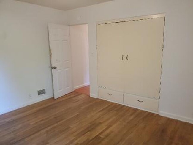 Building Photo - STUDENTS WELCOME! 4 Bed 2 Bath House 1 Blo...