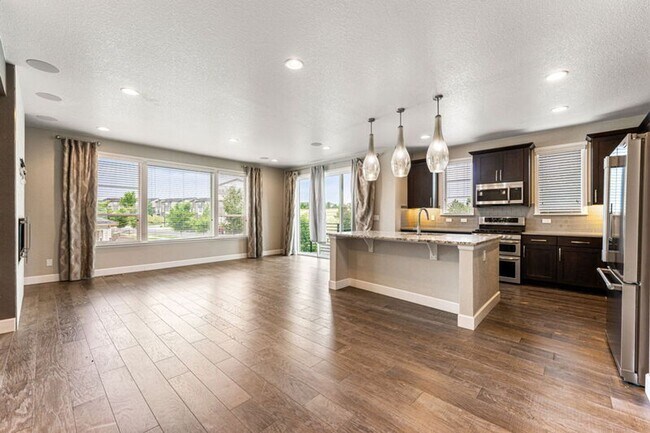 Building Photo - Modern End Unit in the Meadows!