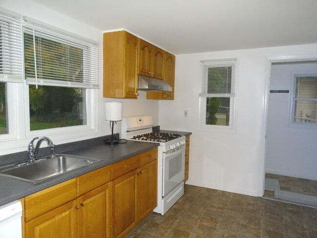 Building Photo - 207 Linden Ave