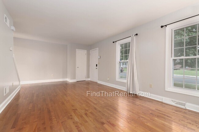 Building Photo - Freshly Painted, Pet-Friendly, Off-Street Parking, Walk to Carlisle HS!