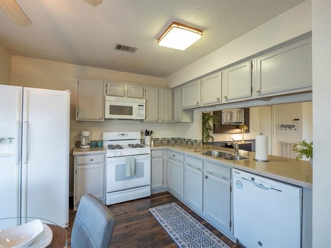 Building Photo - 16911 Village Oak Loop